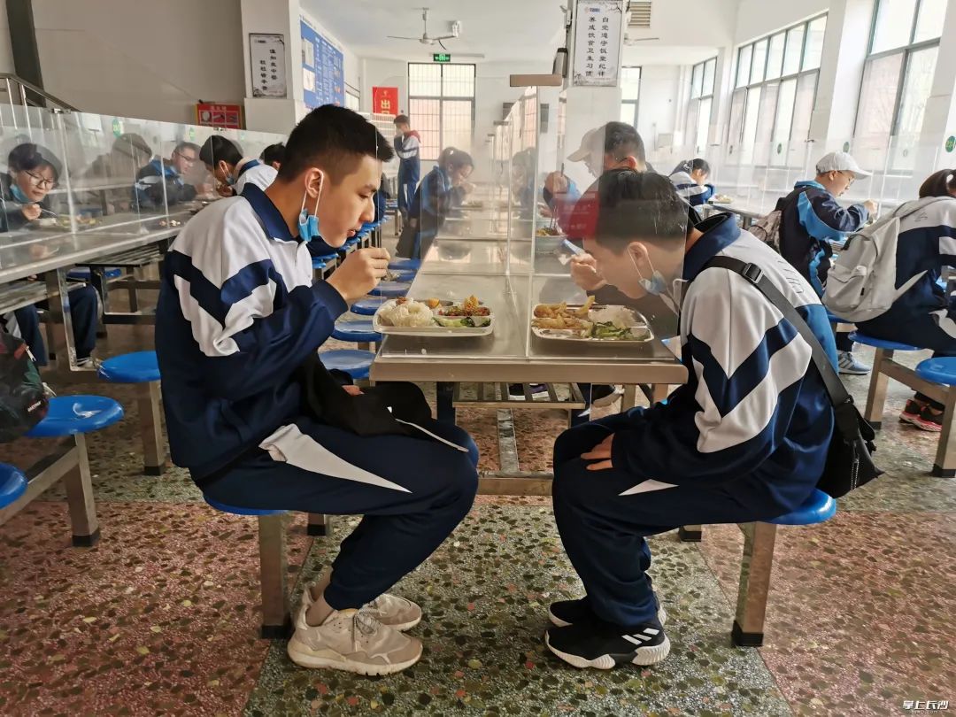 学生餐桌隔离板清洁